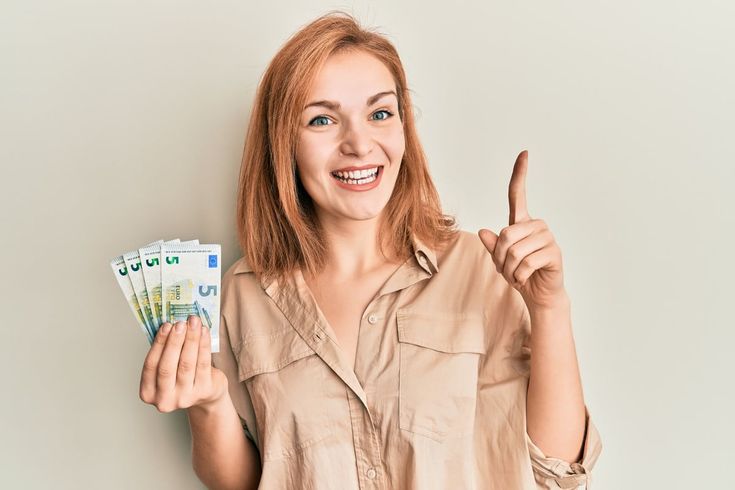 Persona con billetes