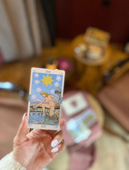 Chica con carta de tarot