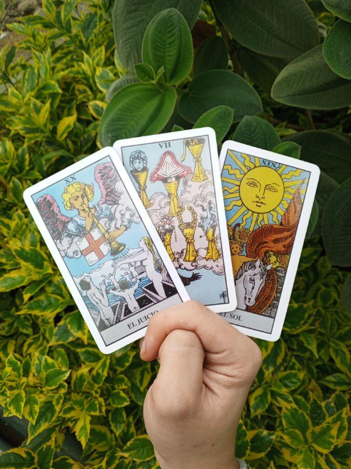 Chica con carta de tarot